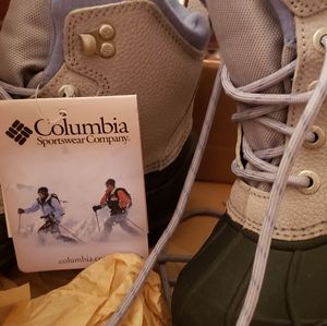 New in box Columbia grey ankle boots size 7